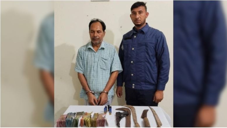 কুমিল্লায় অস্ত্রসহ একজনকে গ্রেফতার করে পুলিশ